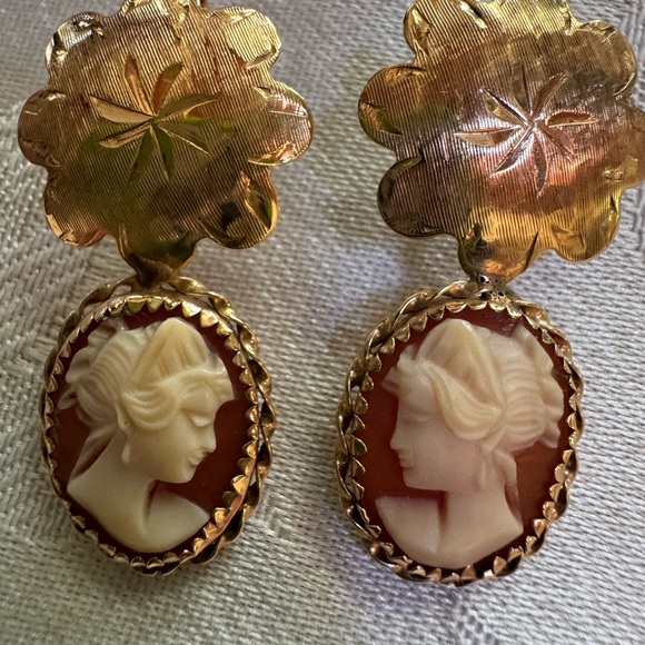 14KT Elegant Gold Cameo Earrings - Picture 2 of 9